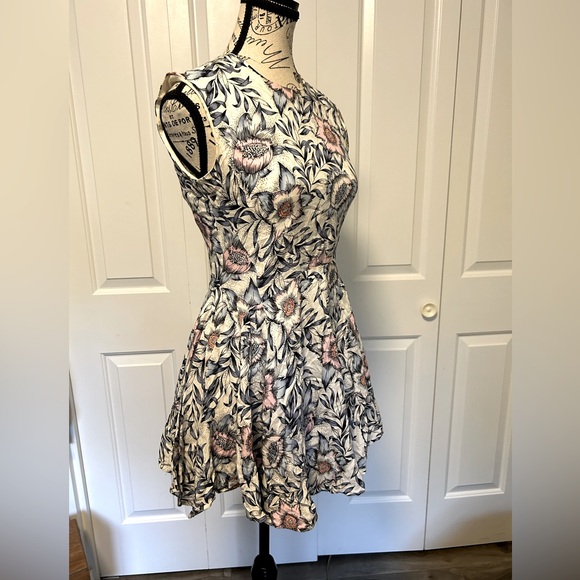 Cute Flowy Flower Dress - Picture 2 of 6